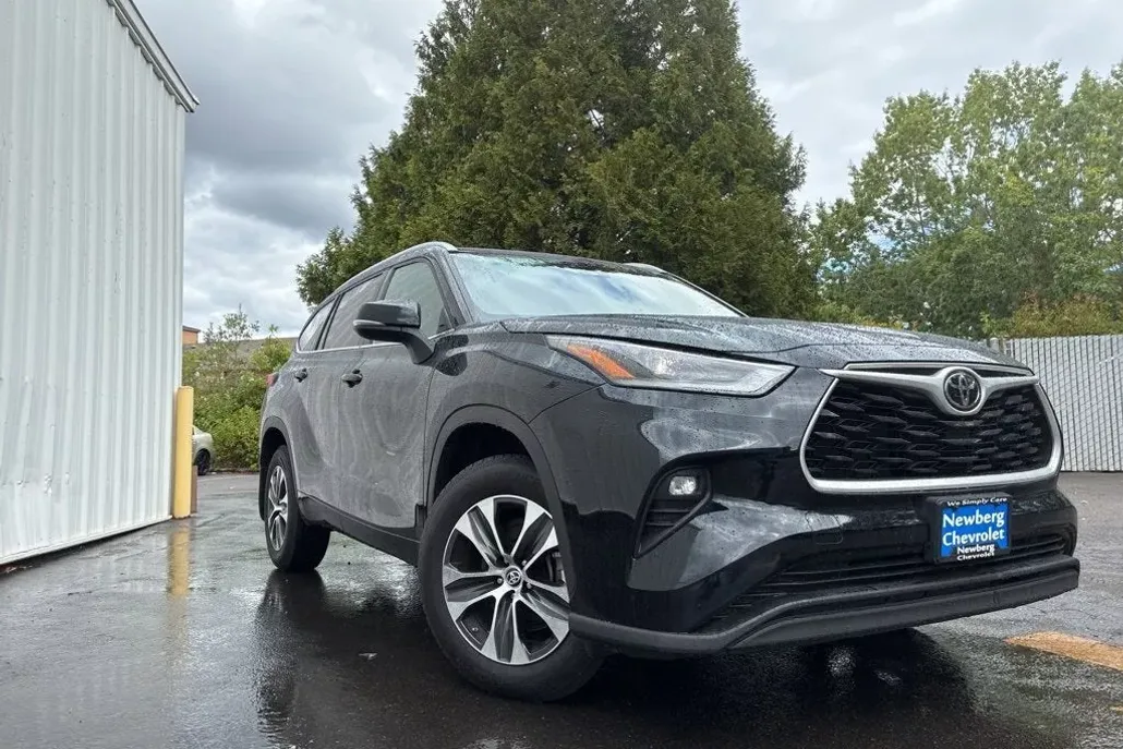 2021 Toyota Highlander XLE photo 1