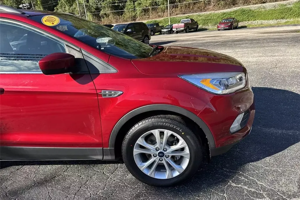 2019 Ford Escape SEL photo 1