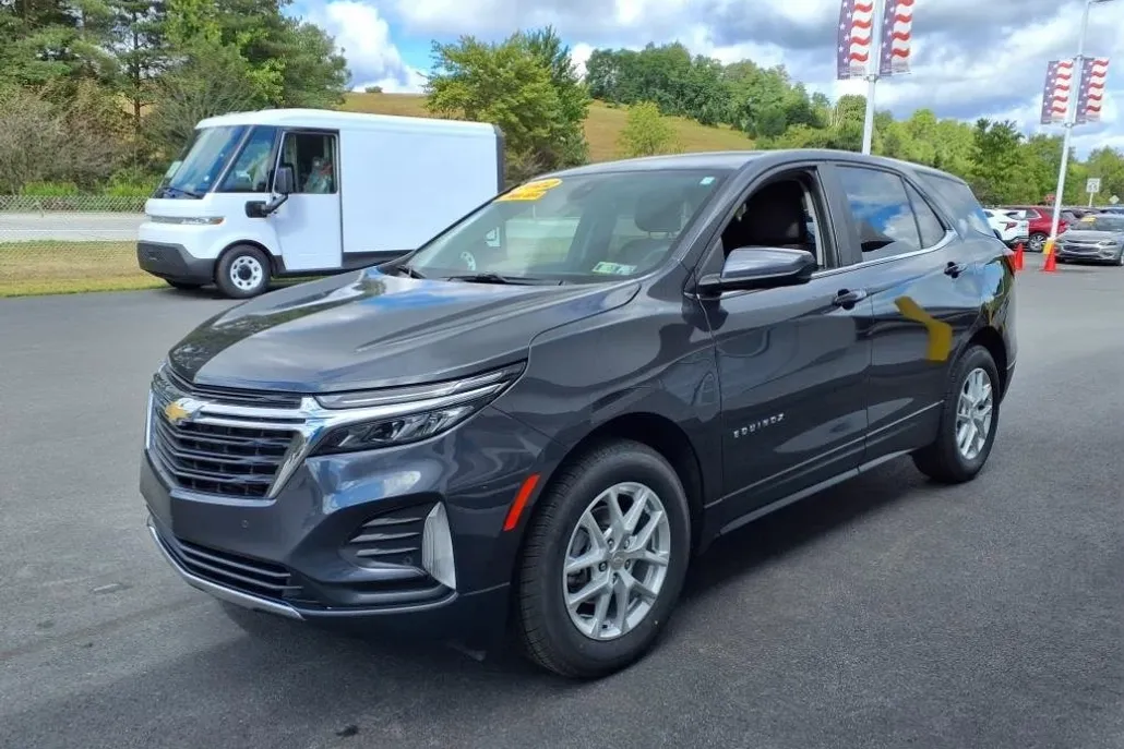 2022 Chevrolet Equinox LT photo 1