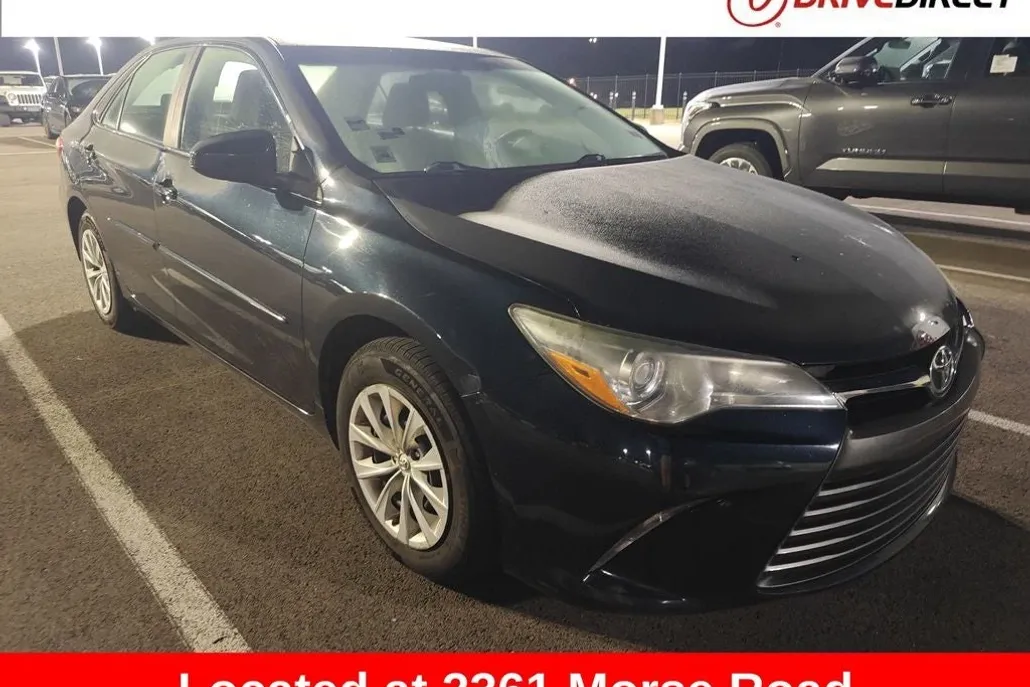 2016 Toyota Camry LE photo 1