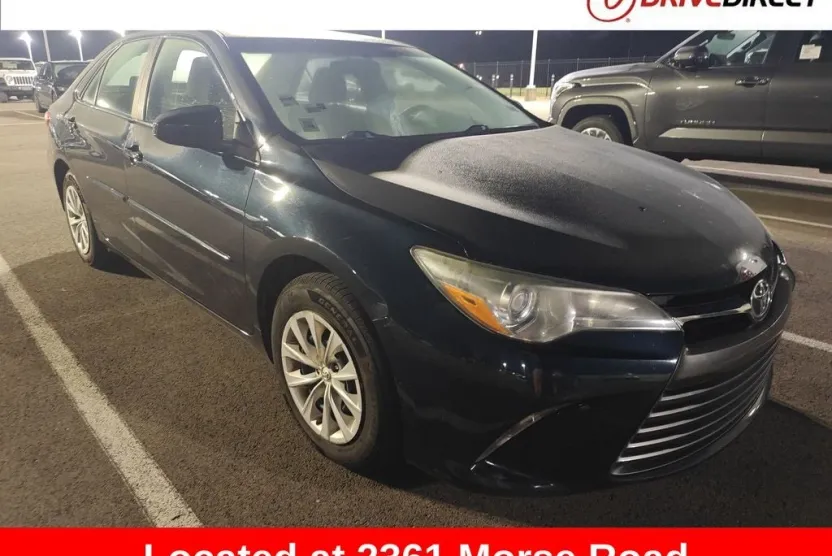 2016 Toyota Camry LE photo 1