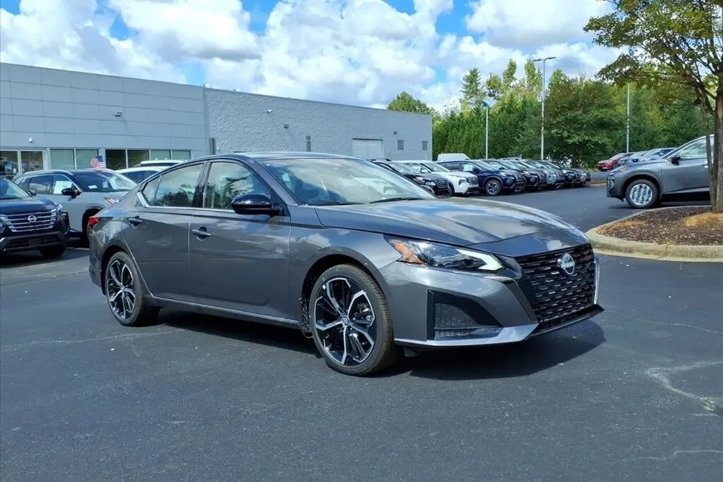 2025 Nissan Altima SR photo 1