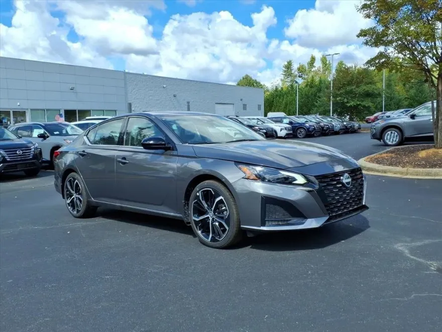 2025 Nissan Altima SR photo 1