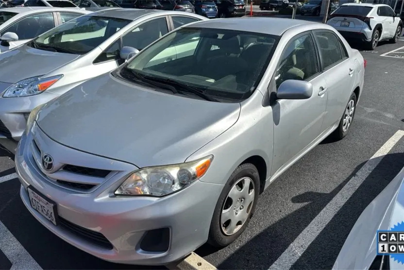 2011 Toyota Corolla LE photo 1