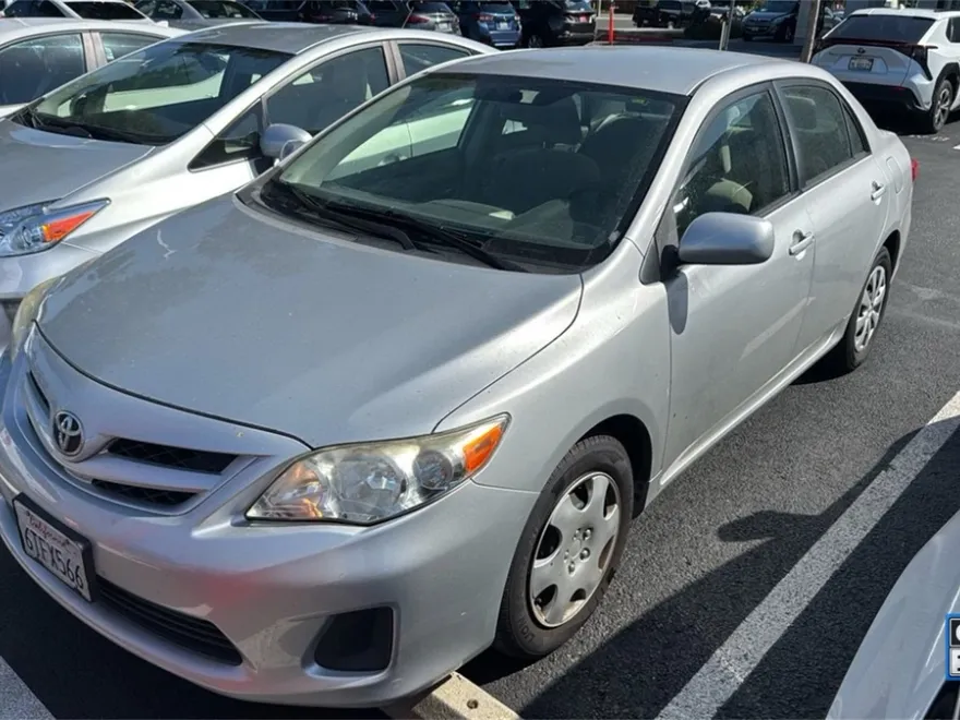 2011 Toyota Corolla LE photo 1