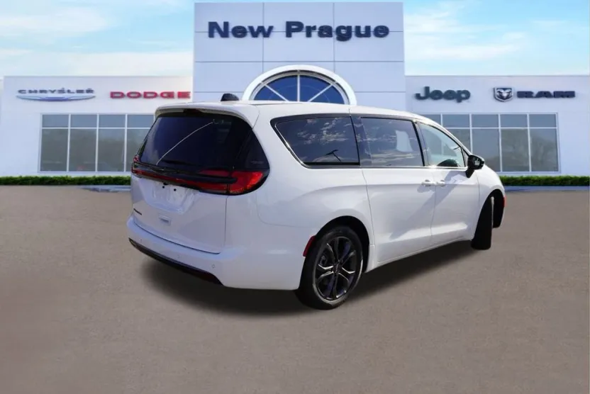 2026 Chrysler Pacifica photo 1