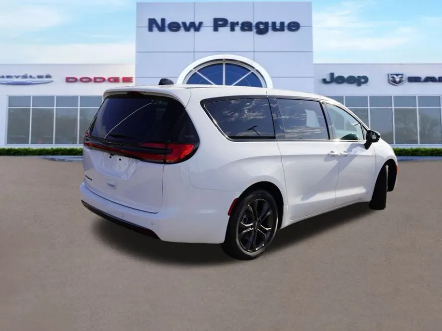 2026 Chrysler Pacifica photo 1