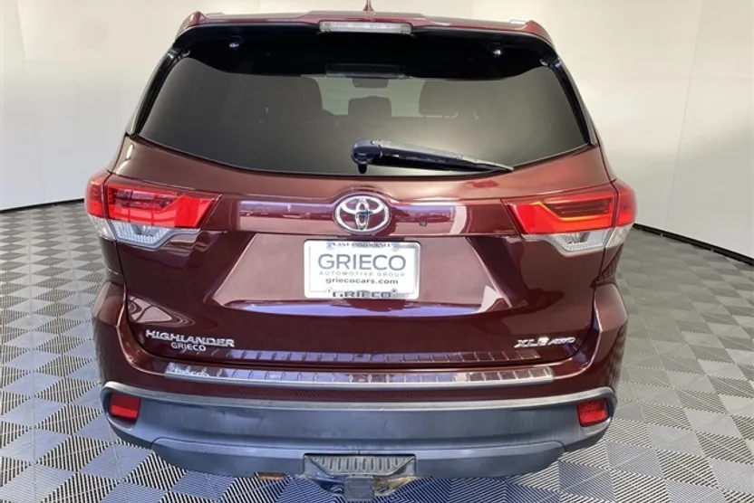2019 Toyota Highlander SE XLE photo 1