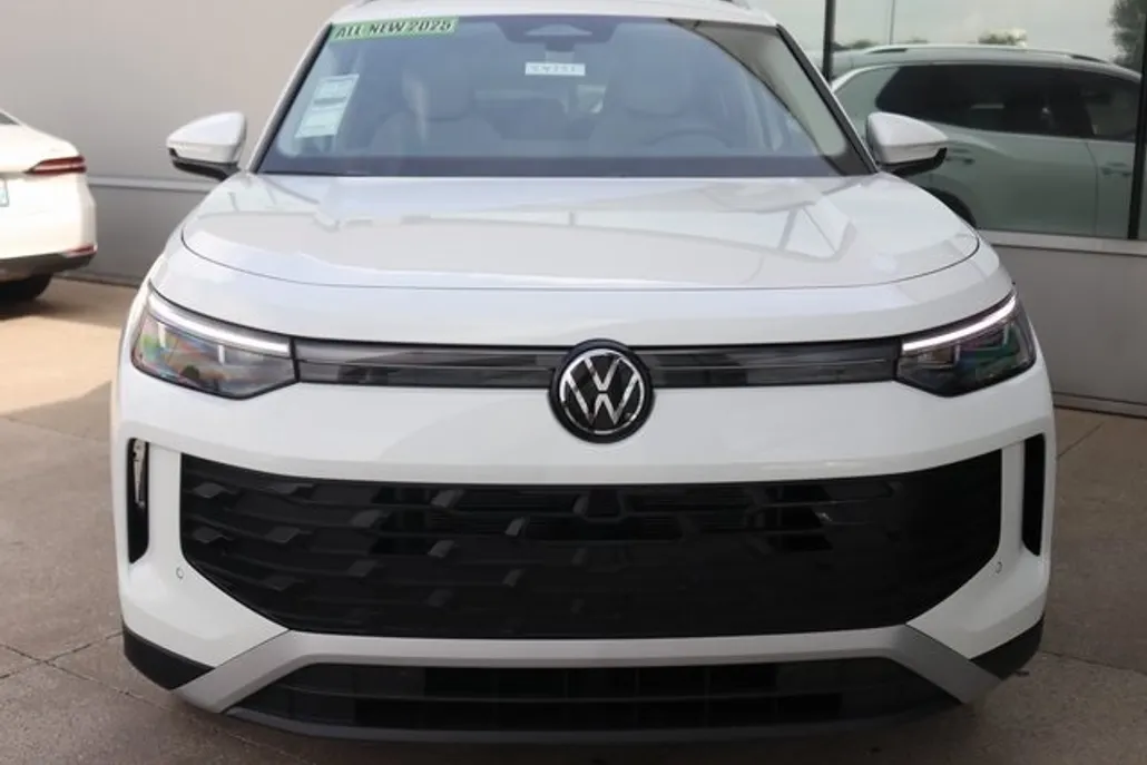 2025 Volkswagen Tiguan SE photo 1