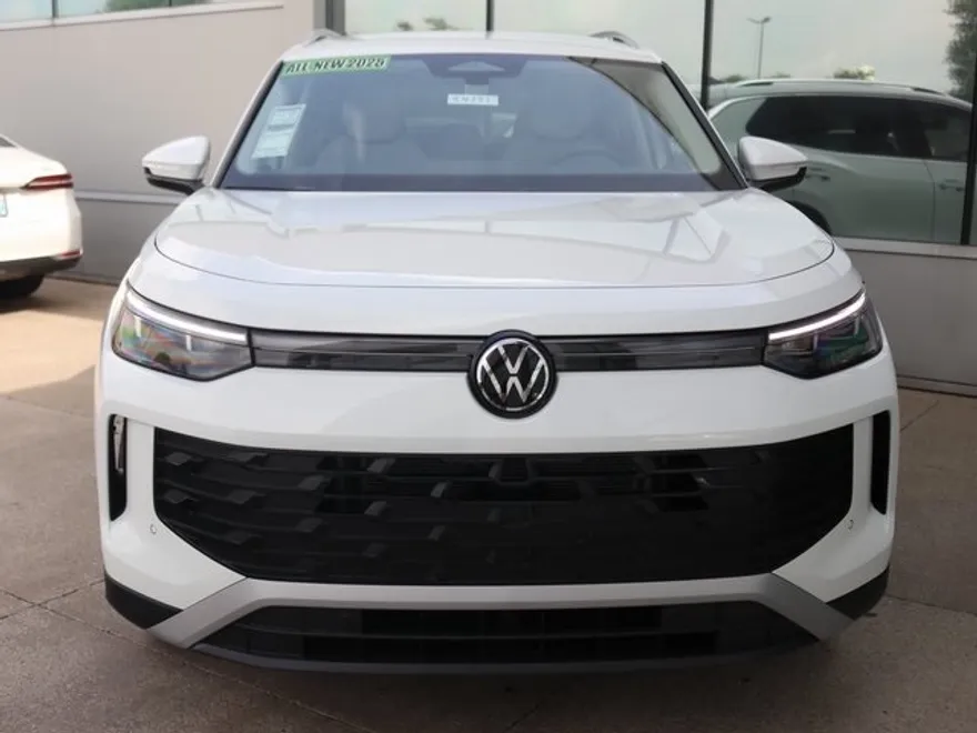 2025 Volkswagen Tiguan SE photo 1