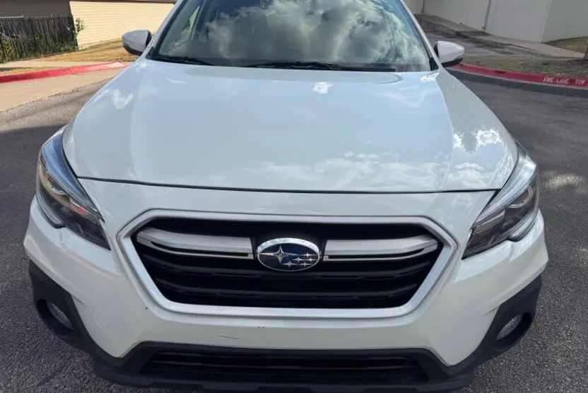 2018 Subaru Outback 3.6R Touring photo 1