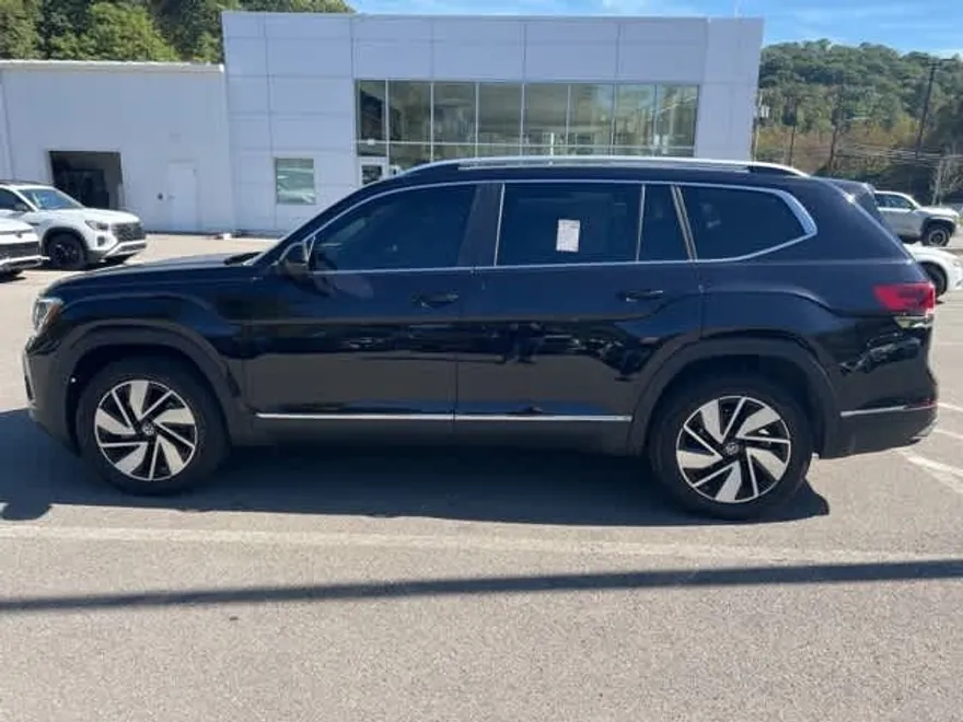 2025 Volkswagen Atlas SEL photo 1