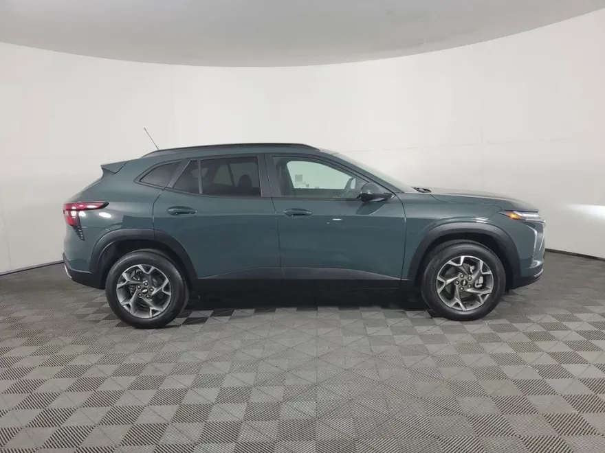 2025 Chevrolet Trax LT photo 1