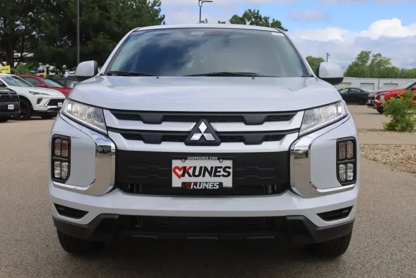2025 Mitsubishi Outlander Sport ES photo 1