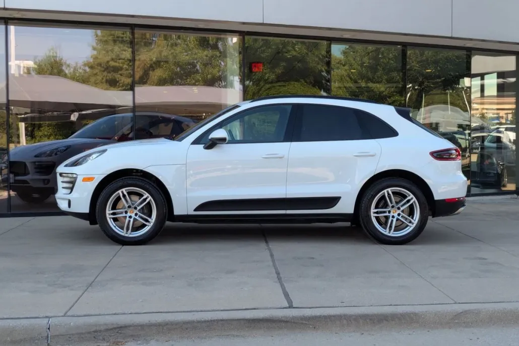 2017 Porsche Macan Base photo 1