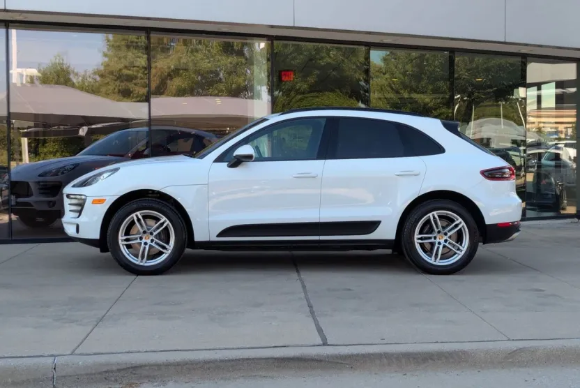 2017 Porsche Macan Base photo 1