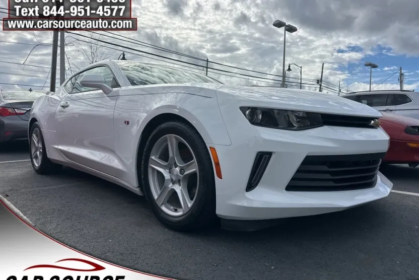 2017 Chevrolet Camaro 1LT photo 1