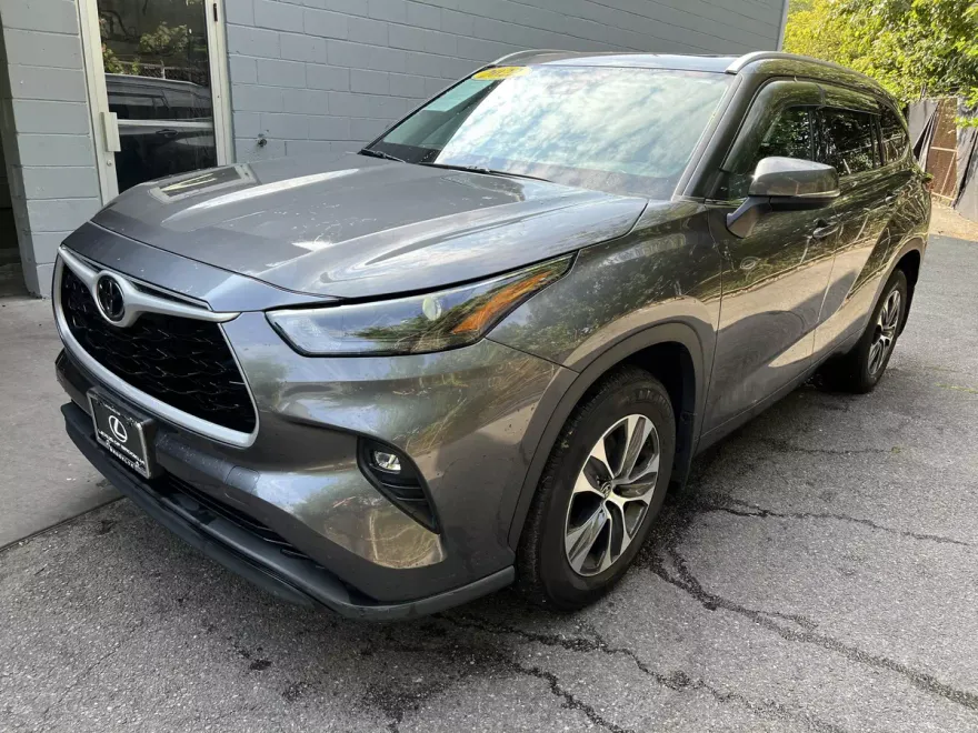 2022 Toyota Highlander XLE photo 1