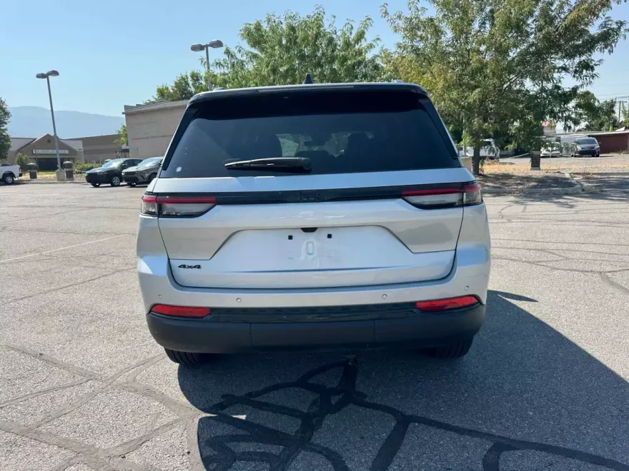 2025 Jeep Grand Cherokee Altitude photo 1