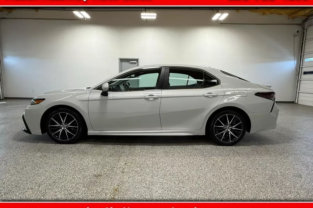 2023 Toyota Camry SE photo 1