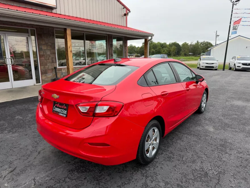 2018 Chevrolet Cruze LS photo 1