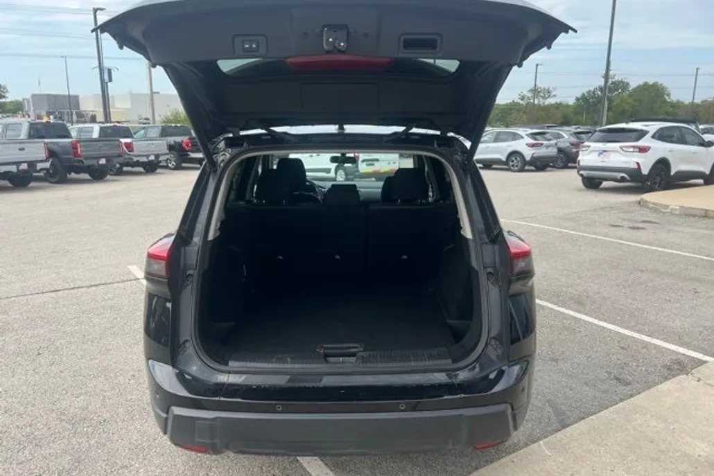 2024 Nissan Rogue SV photo 1