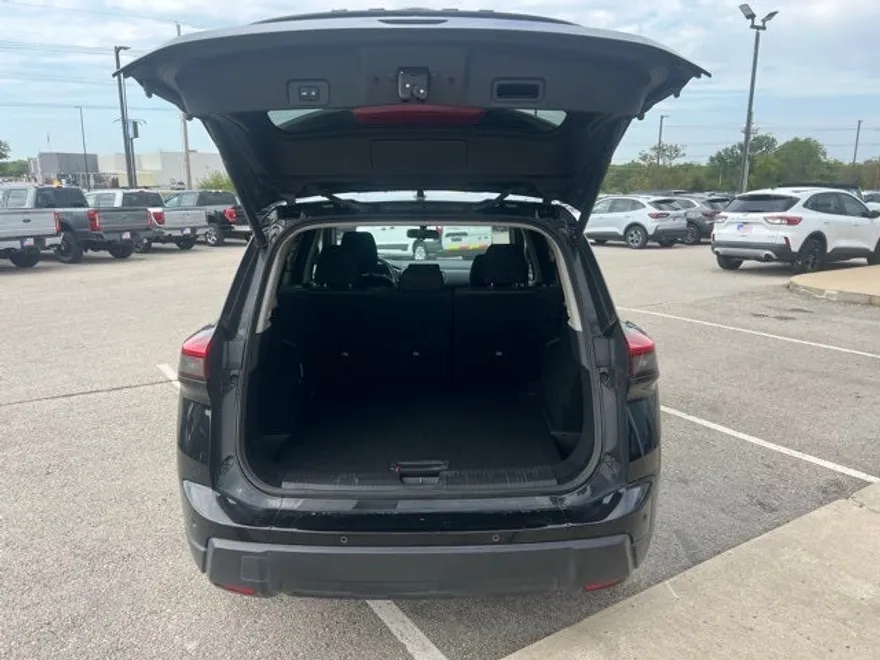 2024 Nissan Rogue SV photo 1