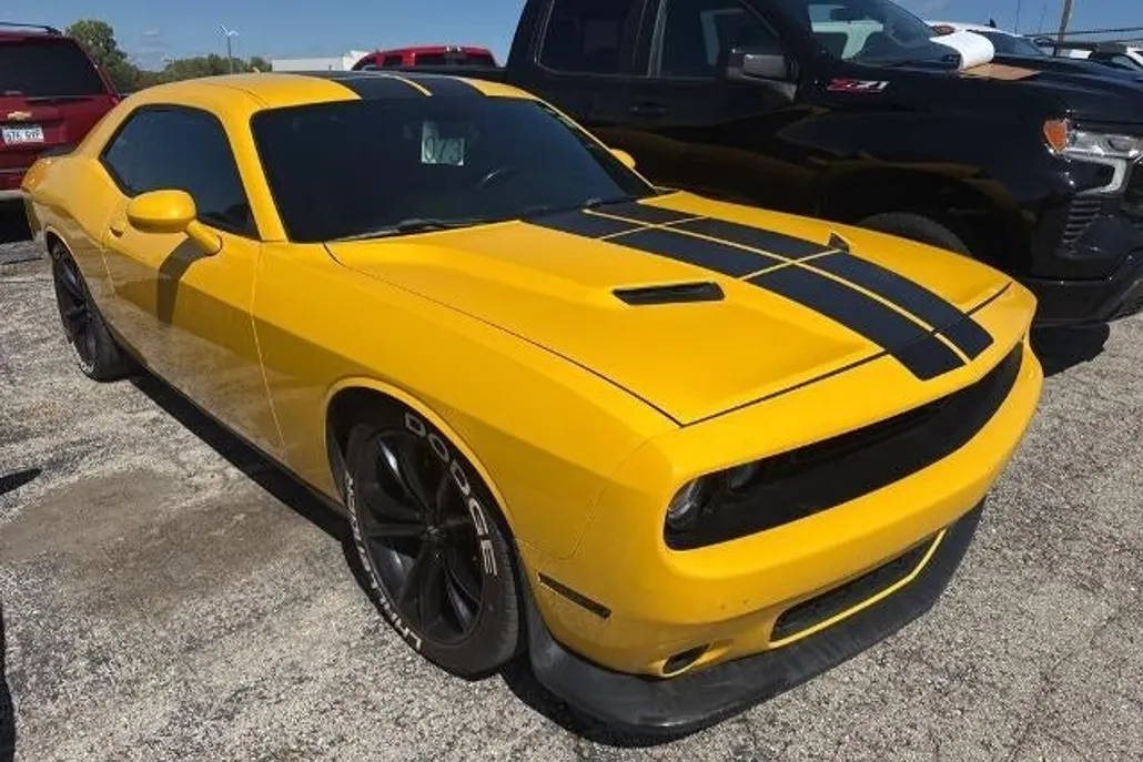 2017 Dodge Challenger SXT Plus photo 1