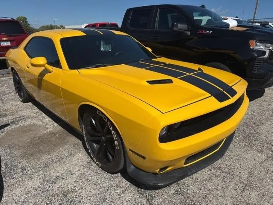 2017 Dodge Challenger SXT Plus photo 1