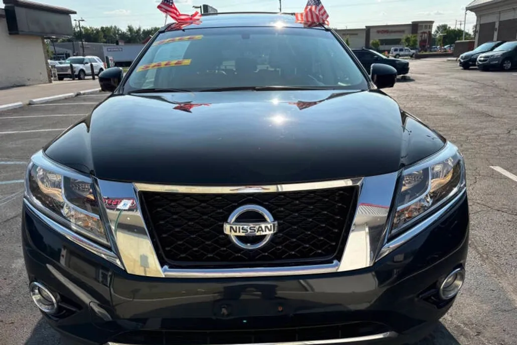 2016 Nissan Pathfinder Platinum photo 1