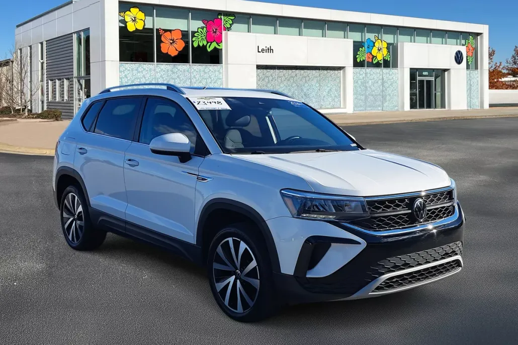 2024 Volkswagen Taos SE photo 1