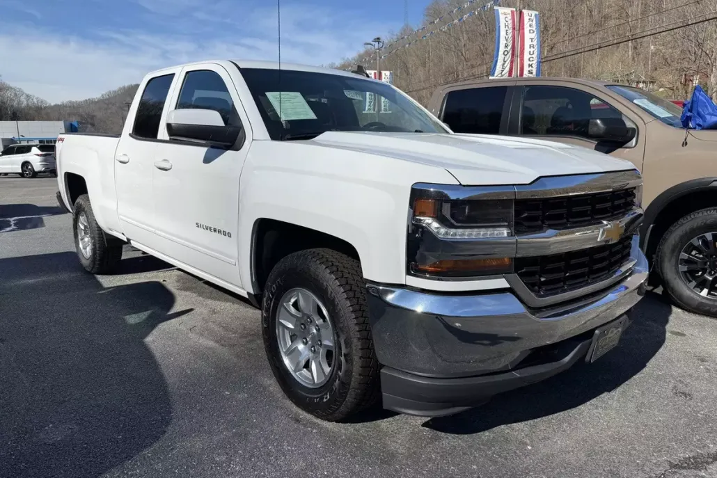 2019 Chevrolet Silverado LT photo 1