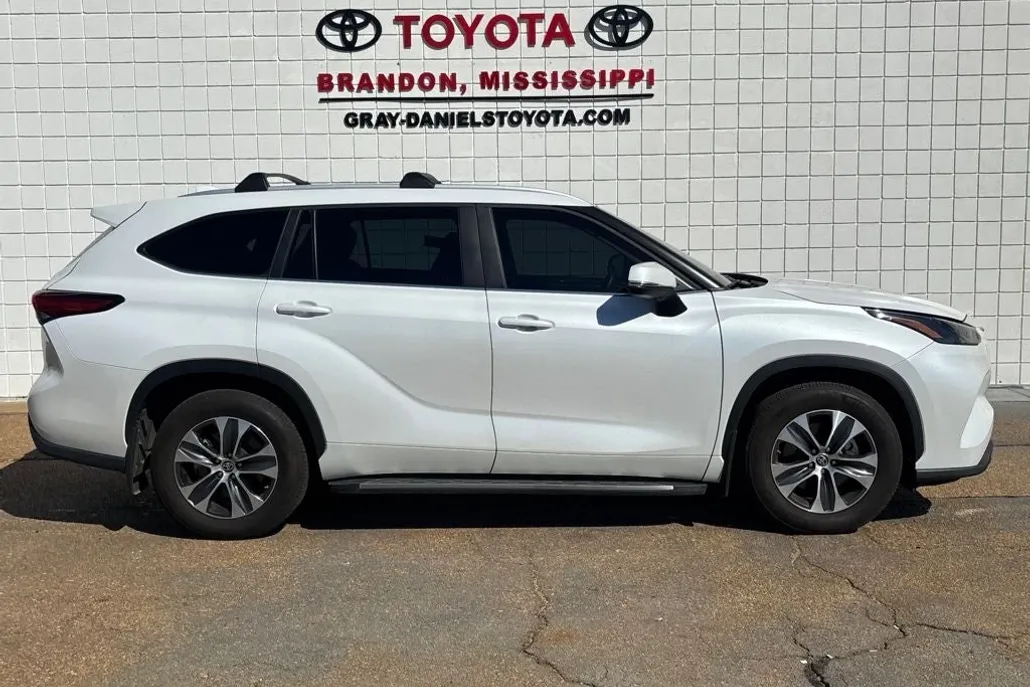 2023 Toyota Highlander XLE photo 1