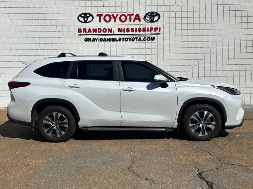 2023 Toyota Highlander XLE photo 1