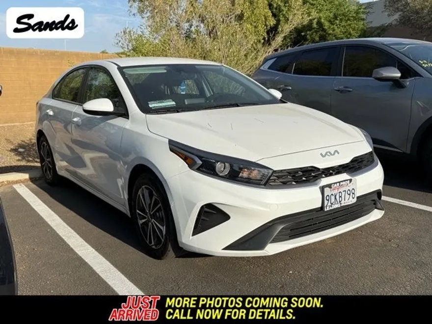 2023 Kia Forte LXS photo 1