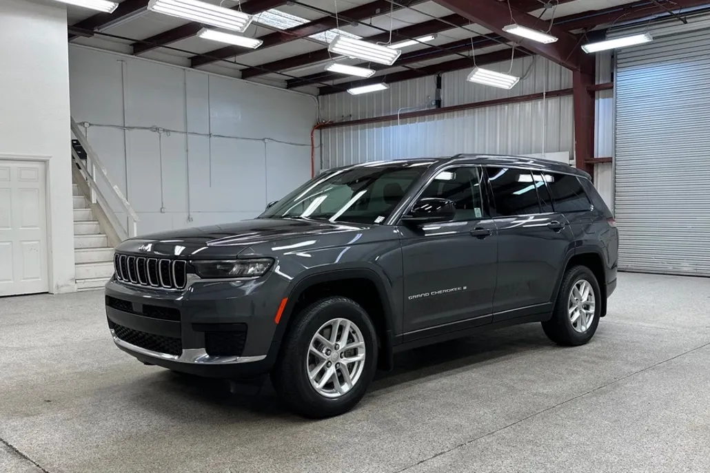 2022 Jeep Grand Cherokee Laredo photo 1