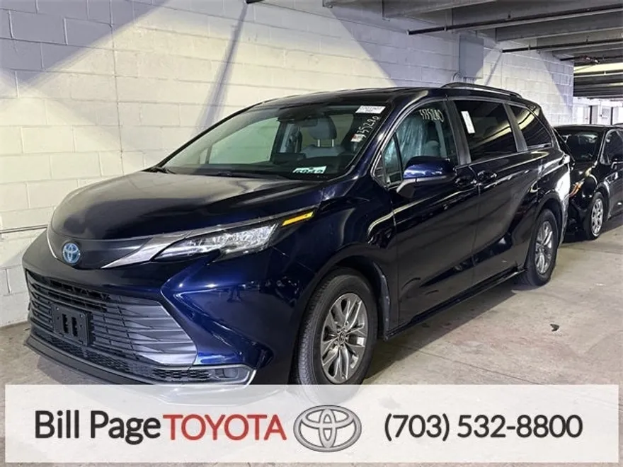 2022 Toyota Sienna LE photo 1