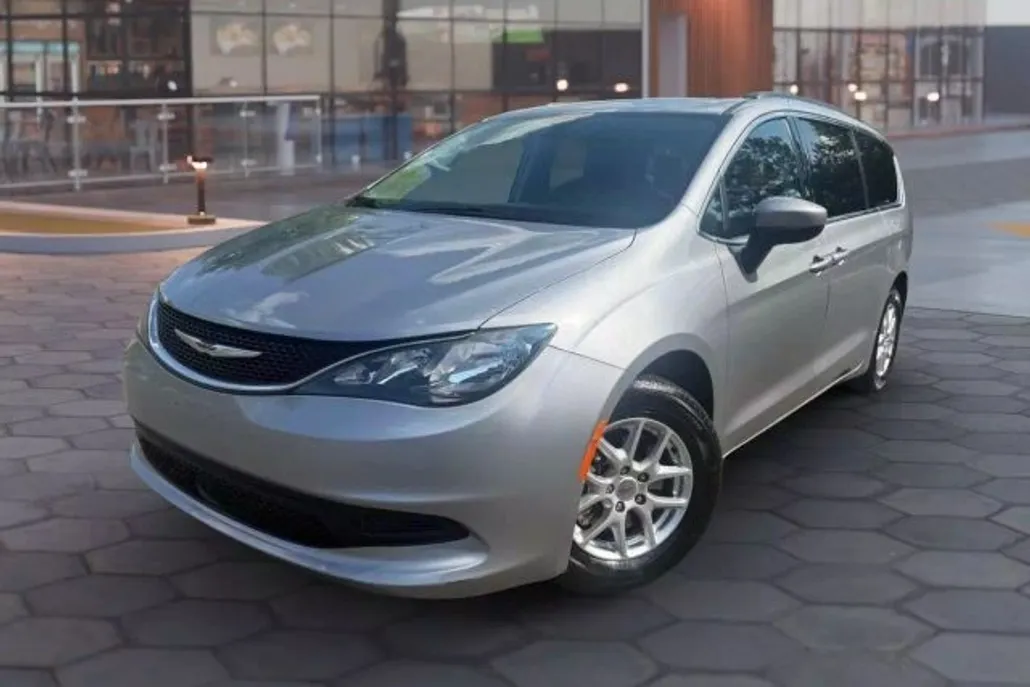 2021 Chrysler Voyager LXi photo 1