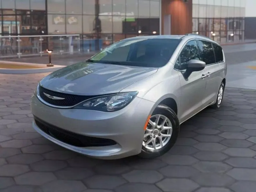 2021 Chrysler Voyager LXi photo 1