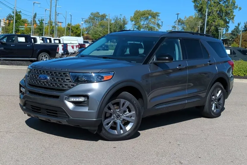 2022 Ford Explorer XLT photo 1