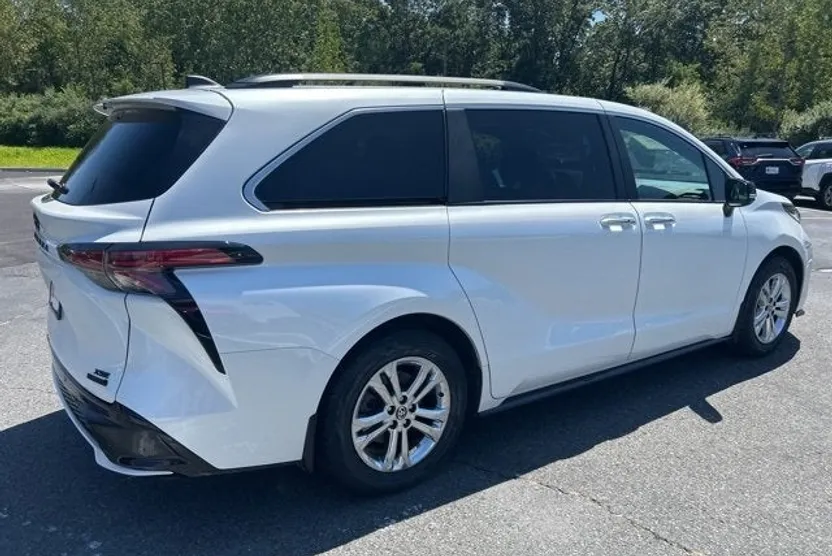 2023 Toyota Sienna XSE photo 1