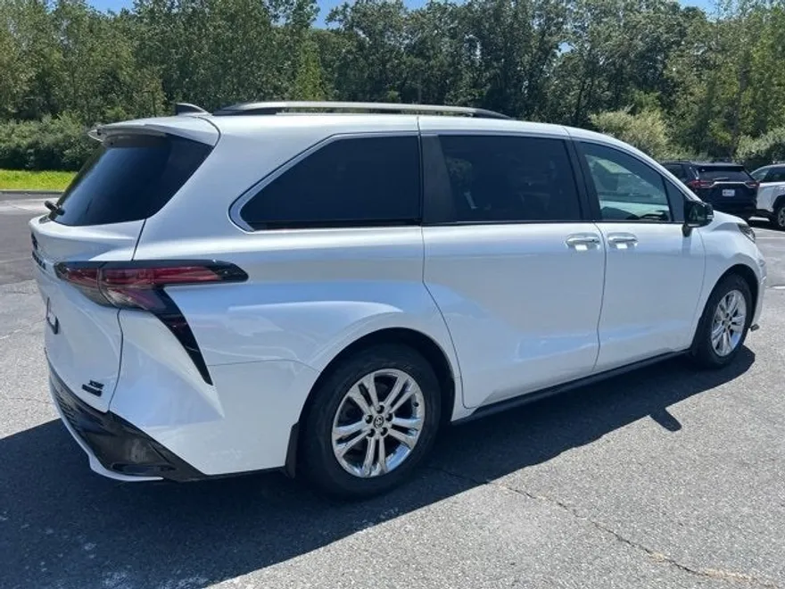 2023 Toyota Sienna XSE photo 1