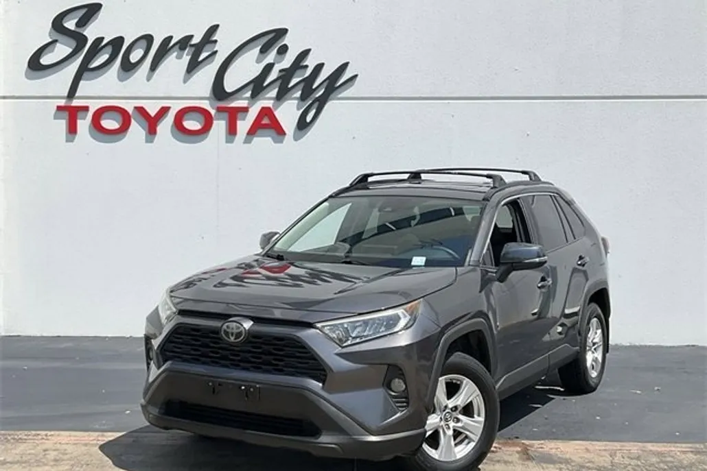 2019 Toyota RAV4 XLE photo 1