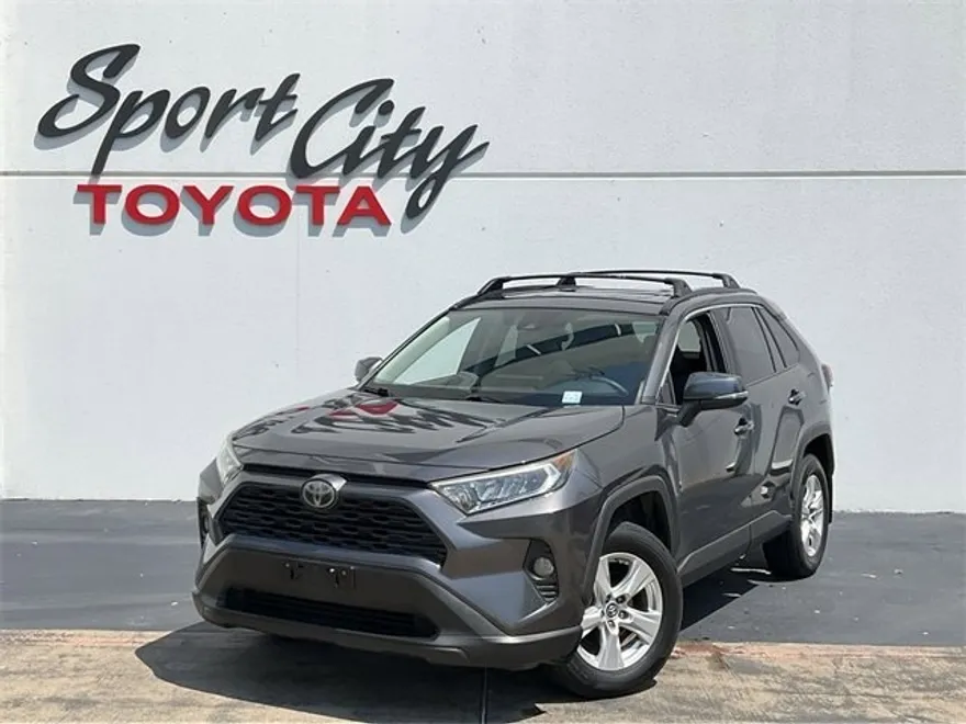 2019 Toyota RAV4 XLE photo 1