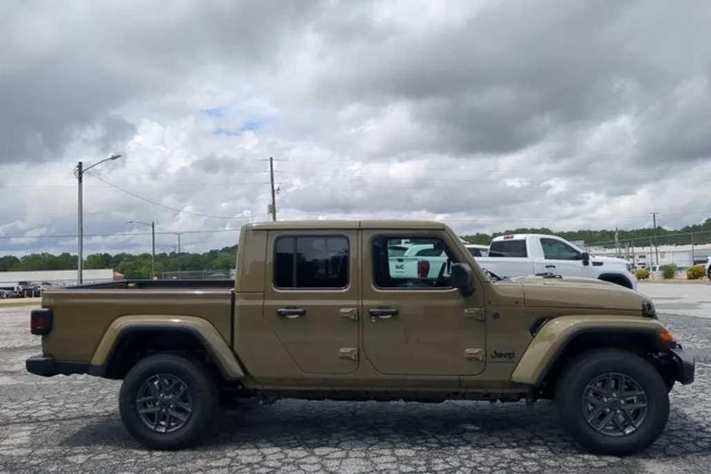 2025 Jeep Gladiator Sport S photo 1