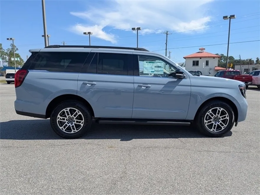 2025 Ford Expedition photo 1