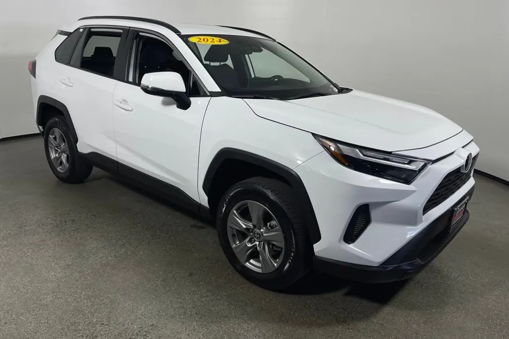 2024 Toyota RAV4 XLE photo 1