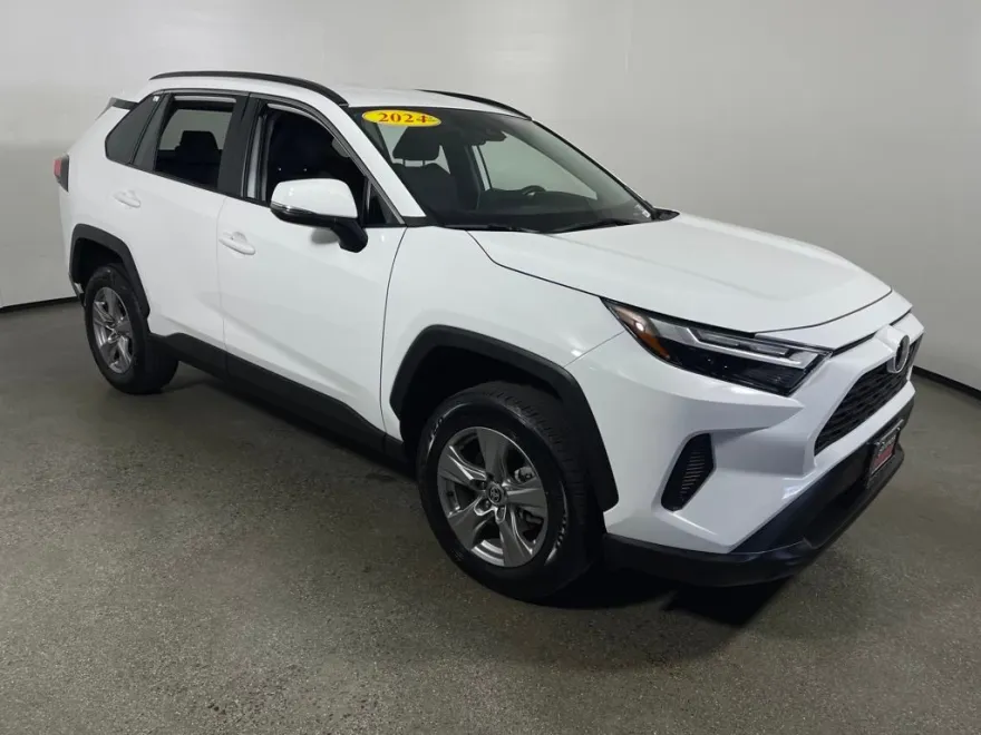 2024 Toyota RAV4 XLE photo 1