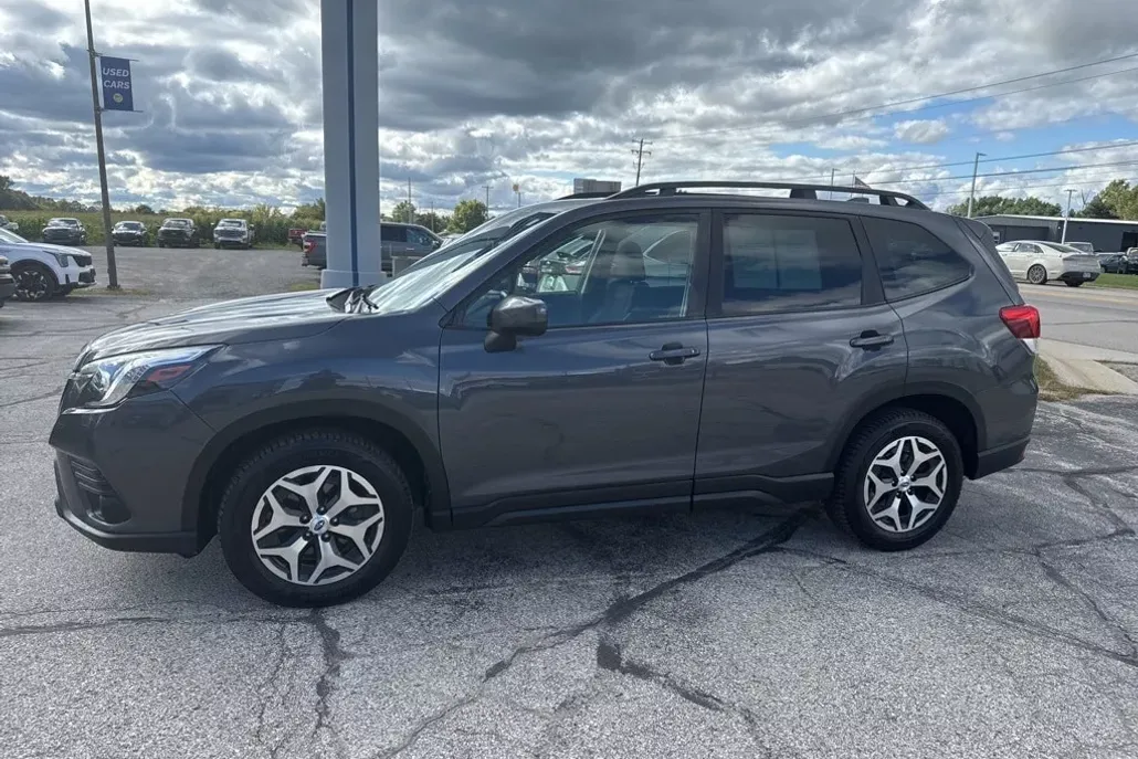 2023 Subaru Forester Premium photo 1