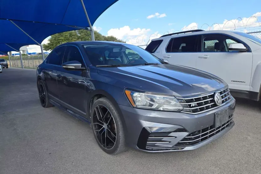 2017 Volkswagen Passat R-Line photo 1